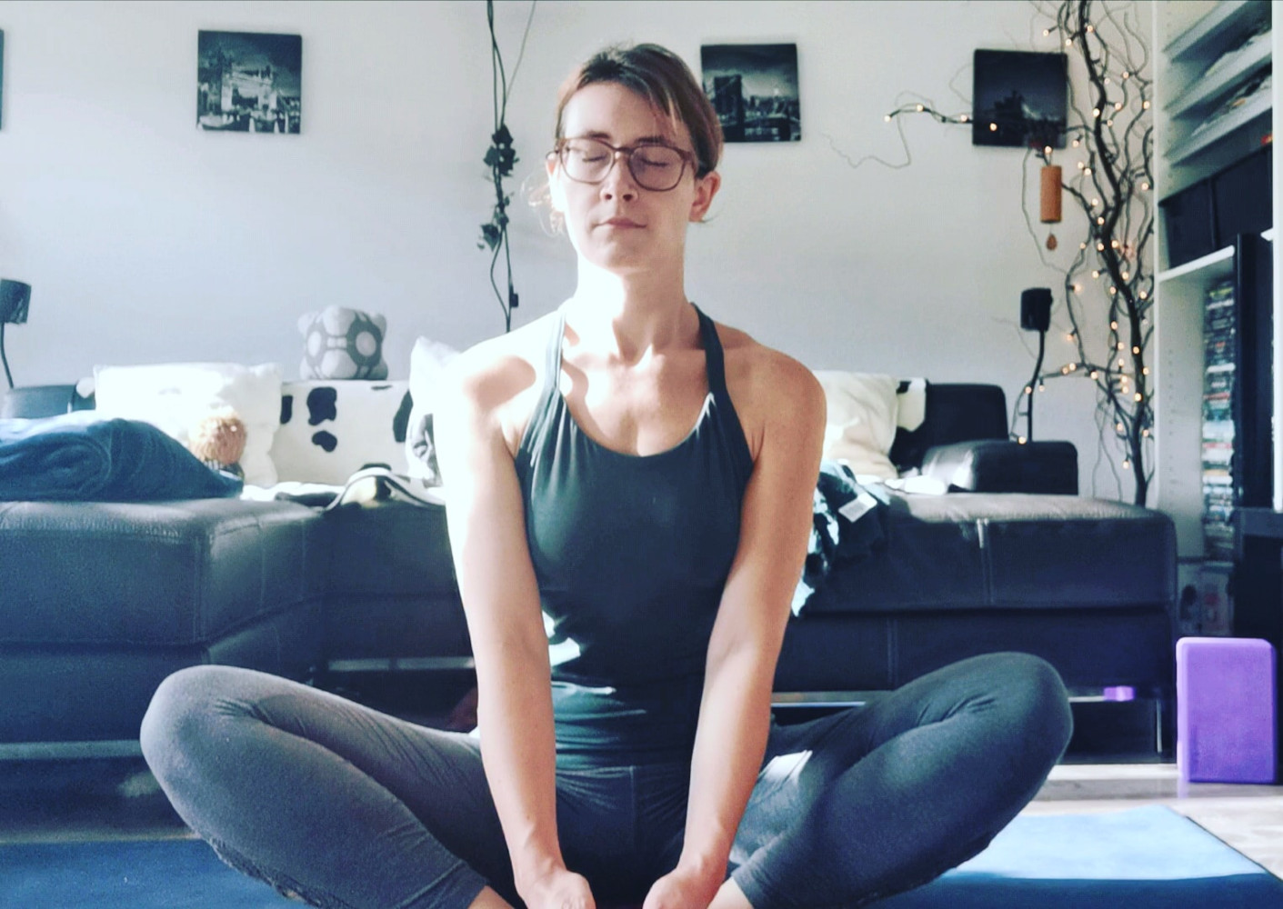 Frau im Yogasitz