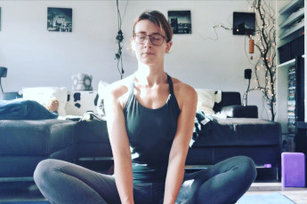 Frau im Yogasitz